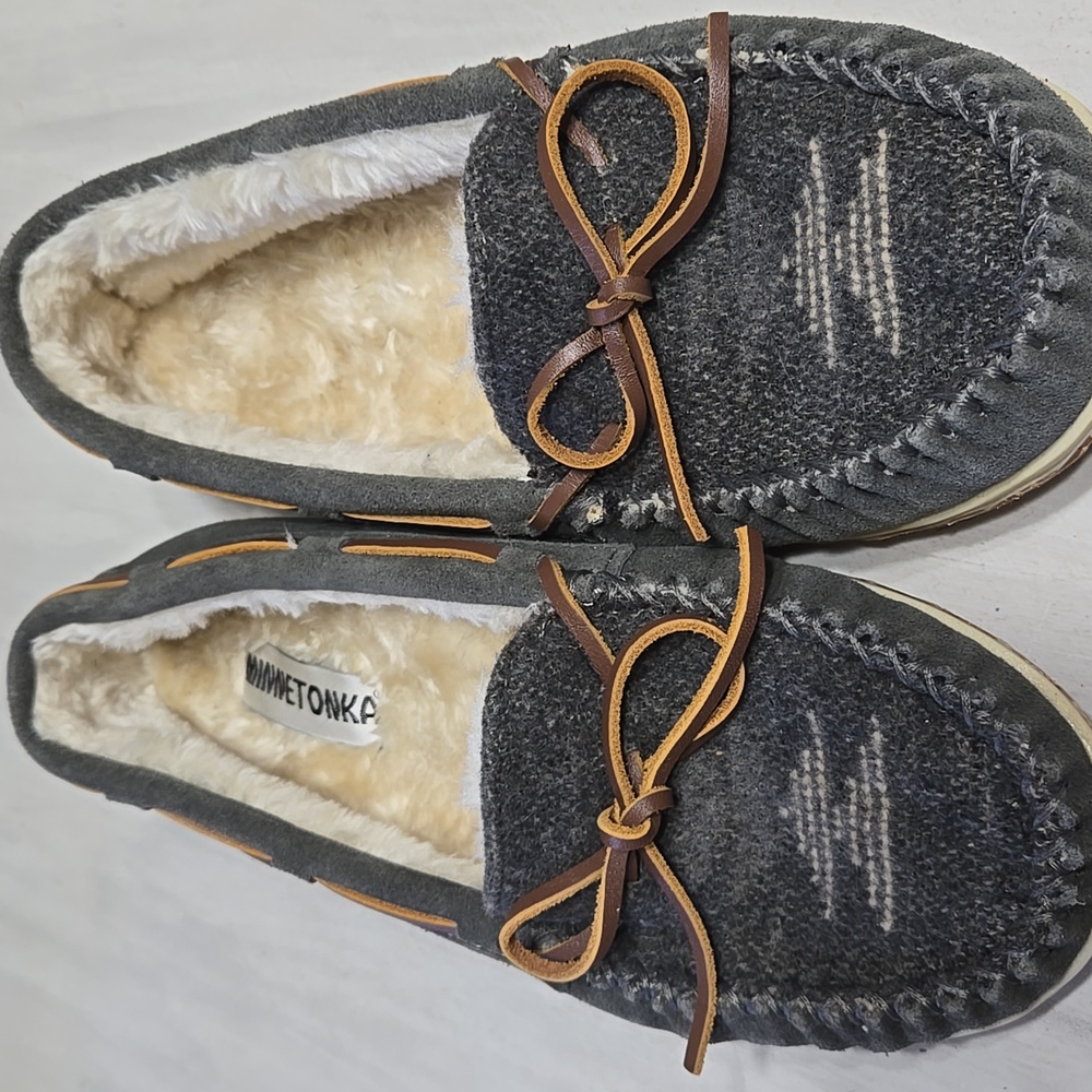 Women’s 10M Minnetonka Gray Leather/Fabric Moccasins with Cozy Lining